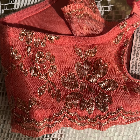 Victoria’s Secret 32 D Dream Angels push up without padding. Gently used. - Picture 6 of 6